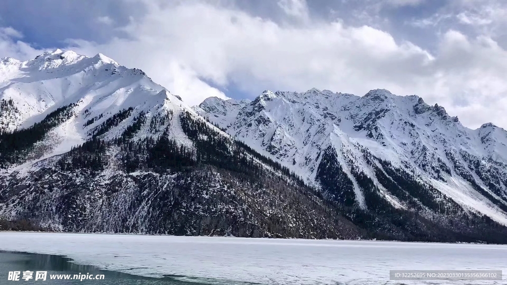 蓝天雪山