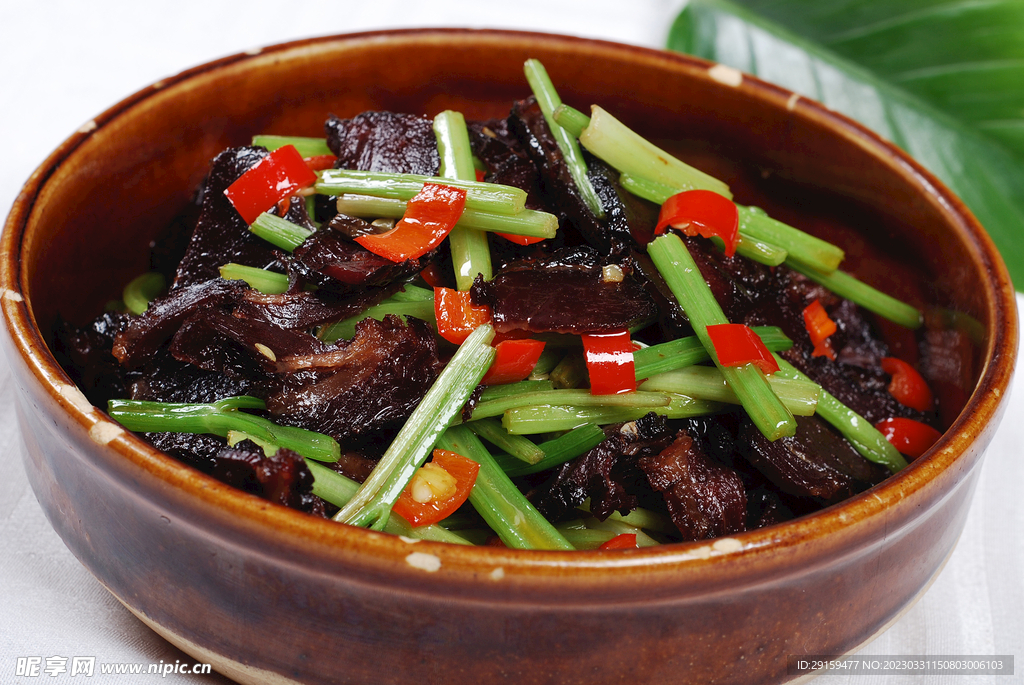 水芹菜炒腊牛肉