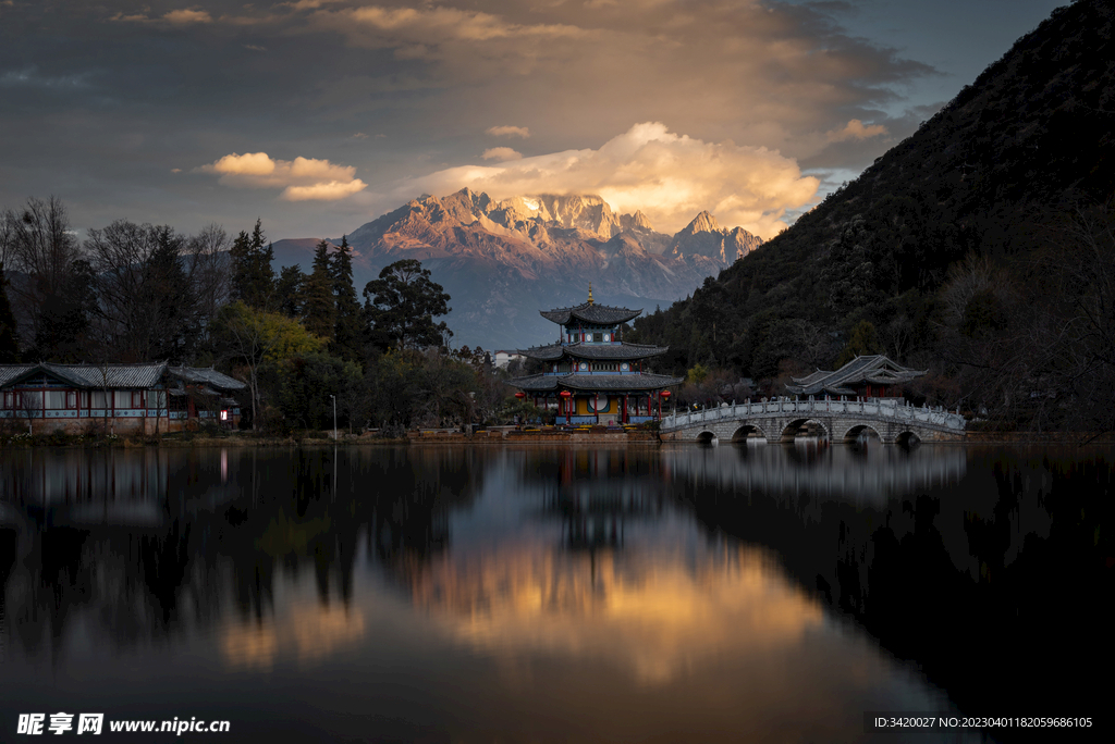 日照金山