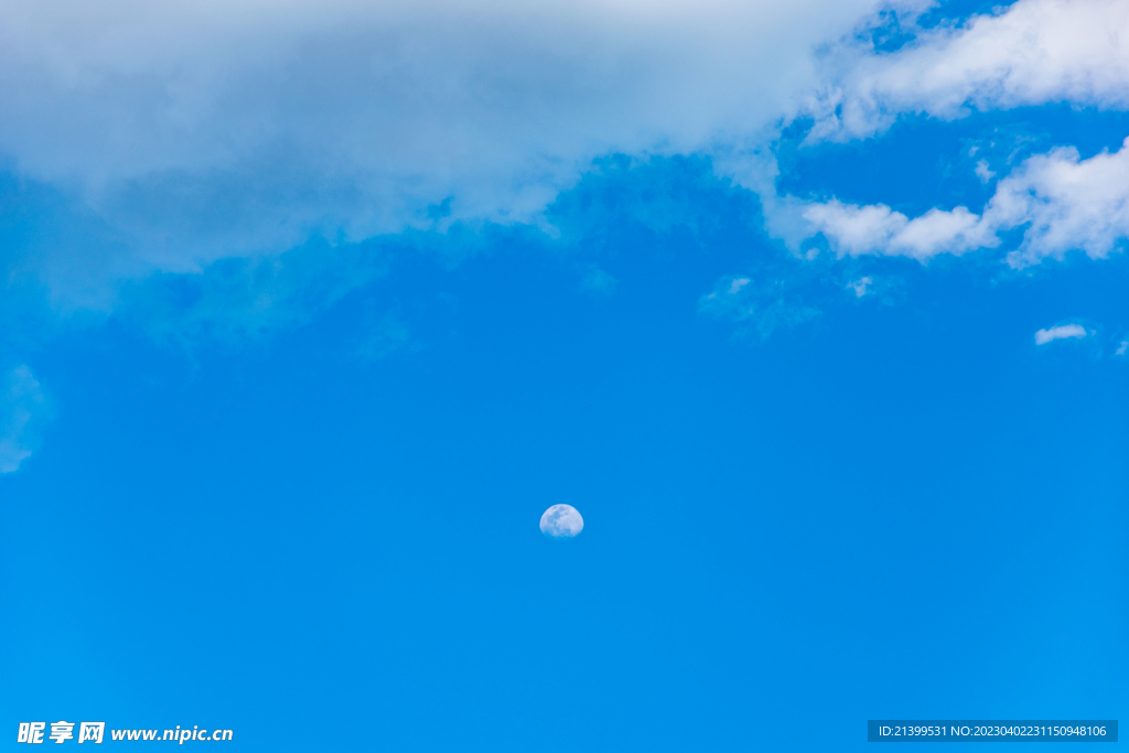 月亮和白云