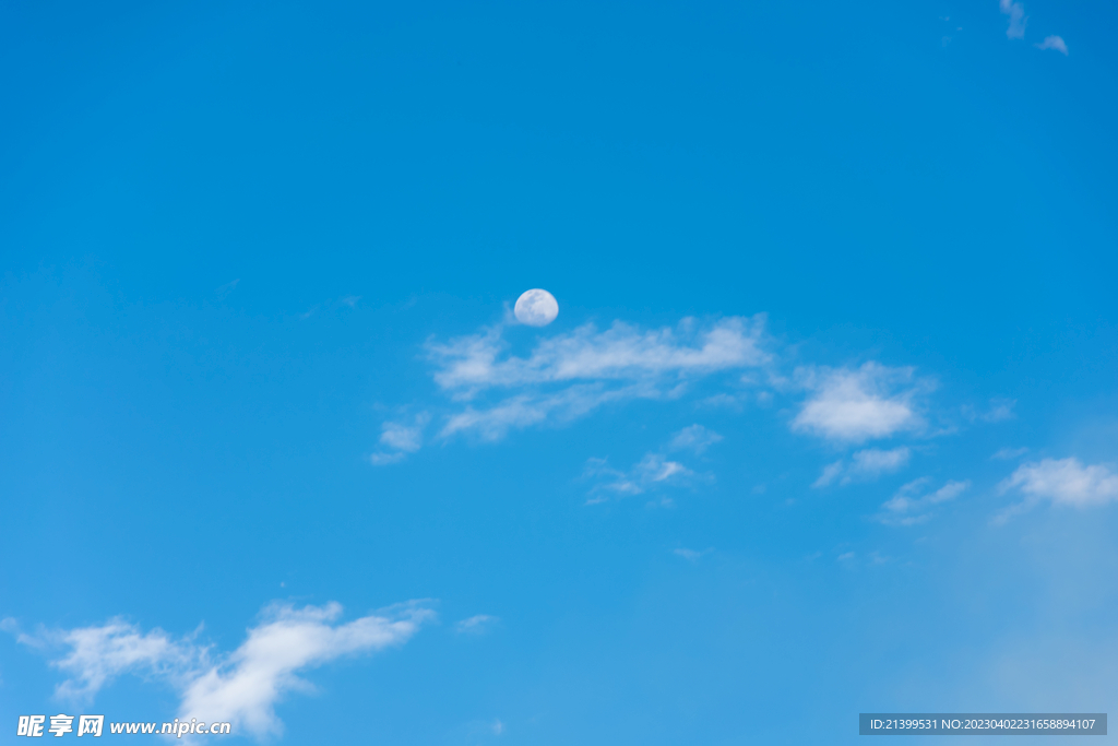 月亮和白云