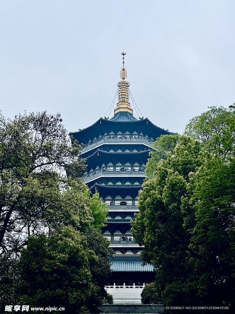 远处的雷峰塔