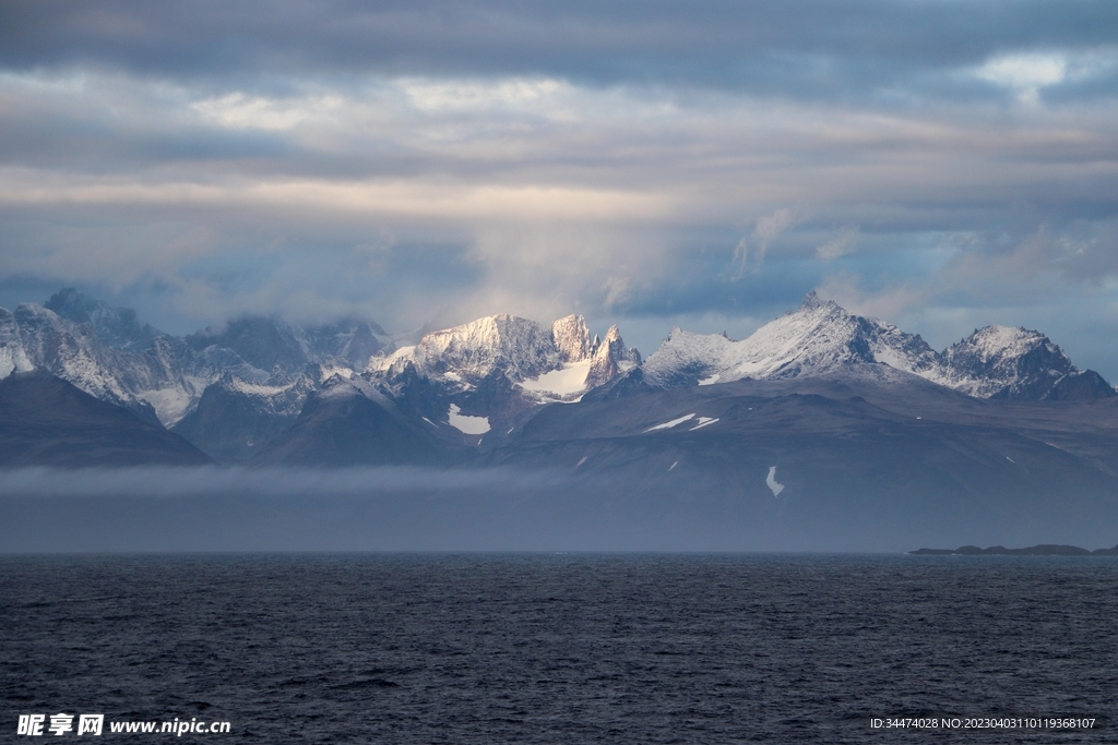 雪山海面图