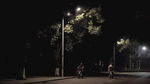 湖南理工学院路灯夜景骑行男女