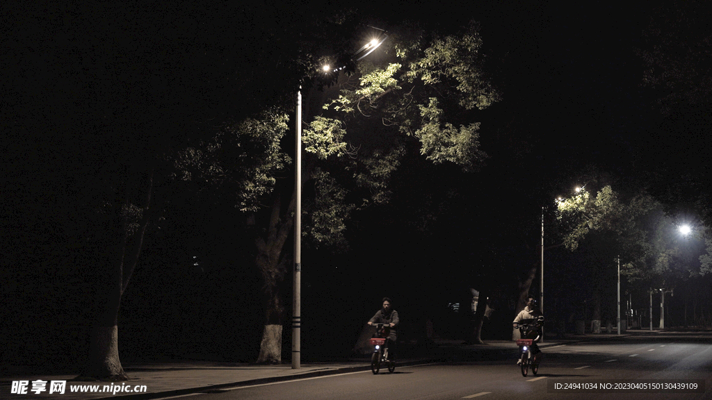 湖南理工学院路灯夜景骑行男女