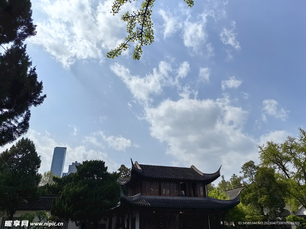 天空  