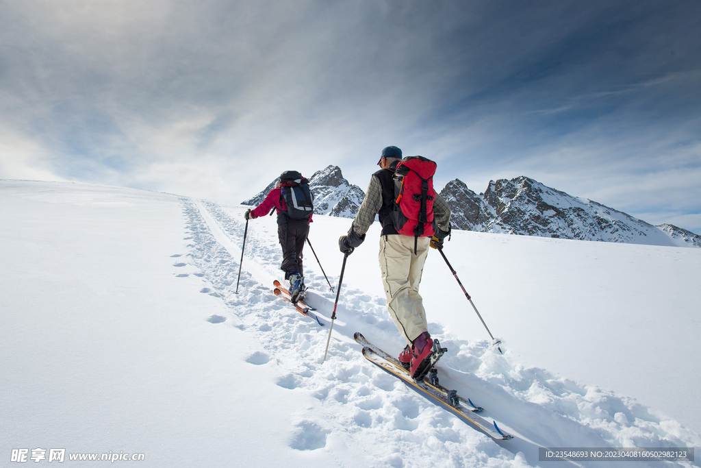 滑雪登山图片