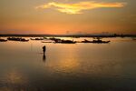 夕阳下的湖泊
