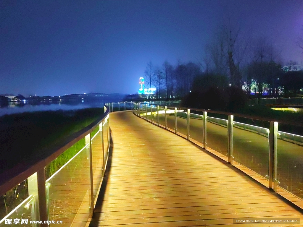 木质步道夜景