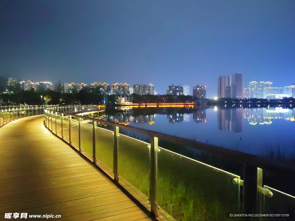 城市木质步道夜景