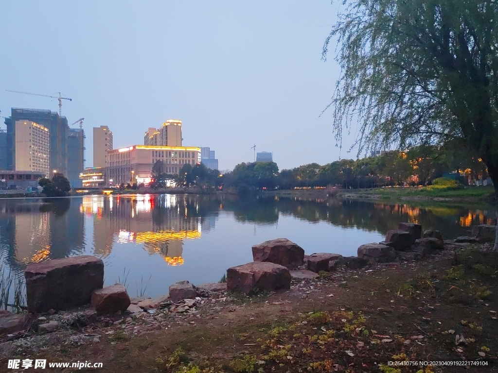 湖边城市夜景