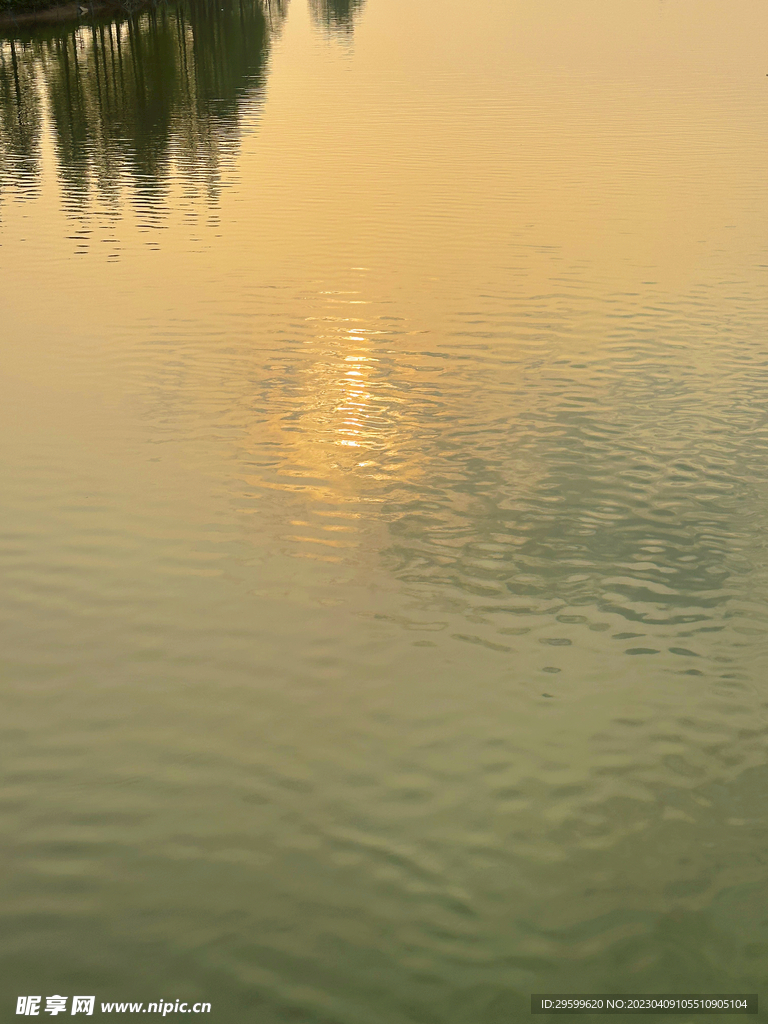夕阳倒影