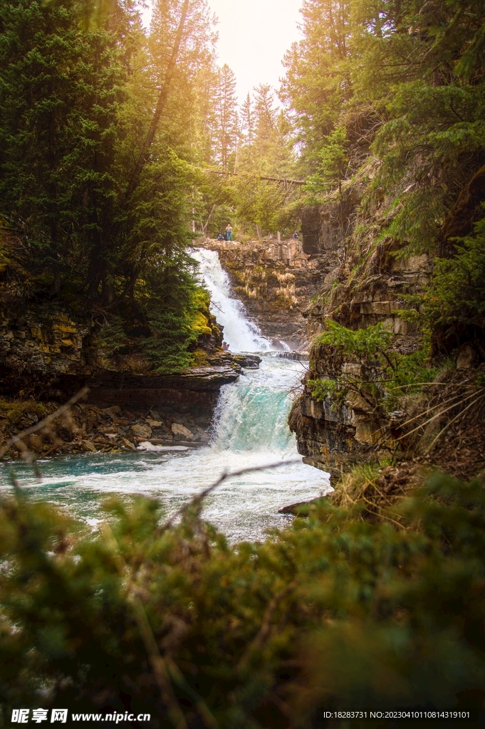 蓝色小瀑布风景图