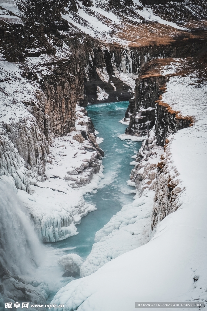 融雪后的雪山冰川河流