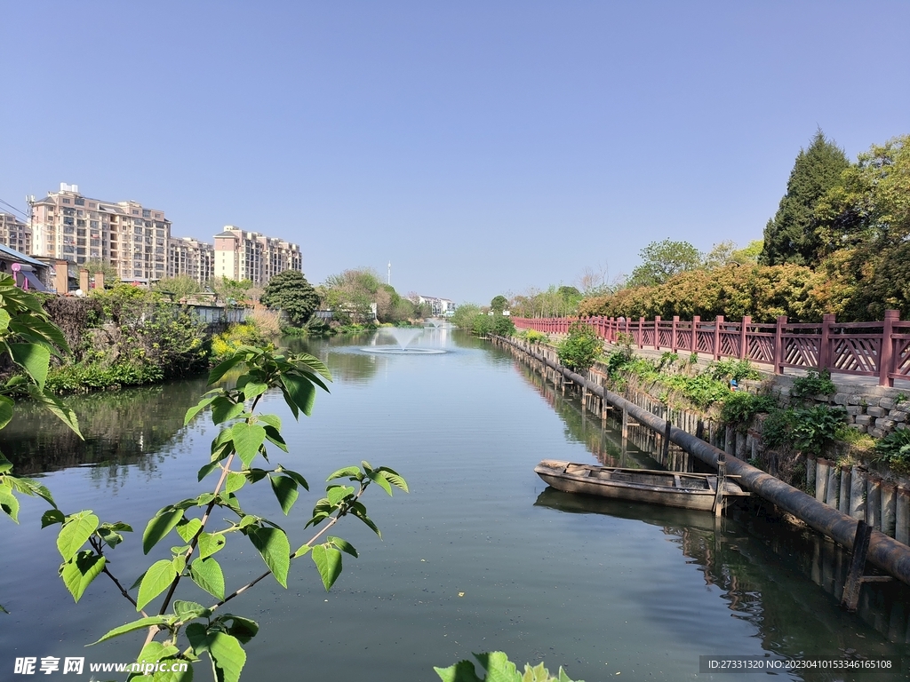 河道河流城市蓝天白云喷泉