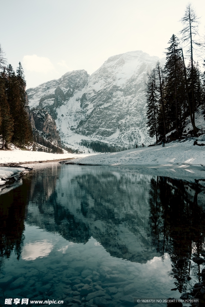 雪山湖倒影图