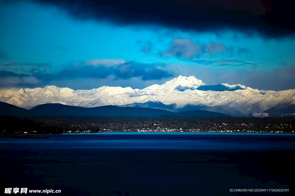 远处的雪山