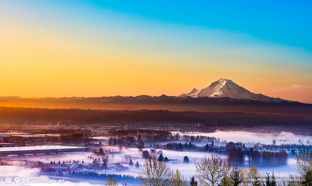 远处的雪山