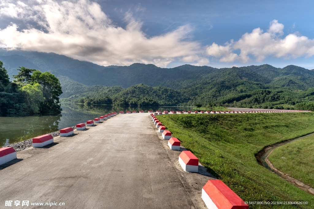 堤坝上的小路