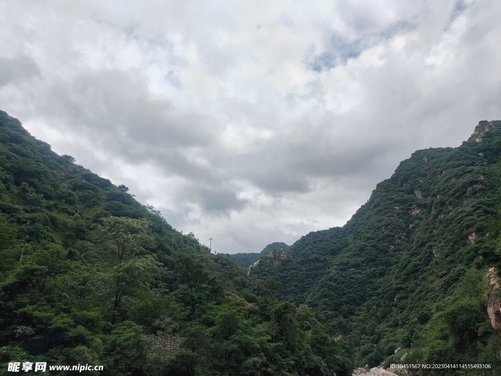 山间蓝天