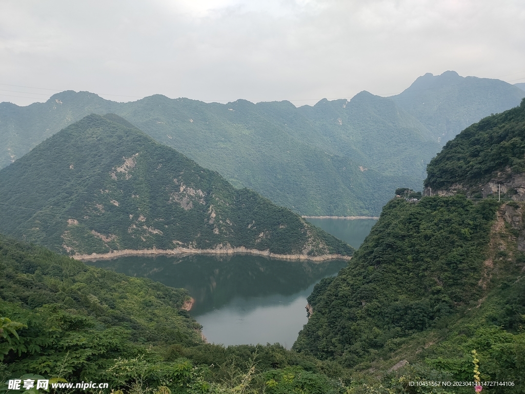 晴天山峦河流