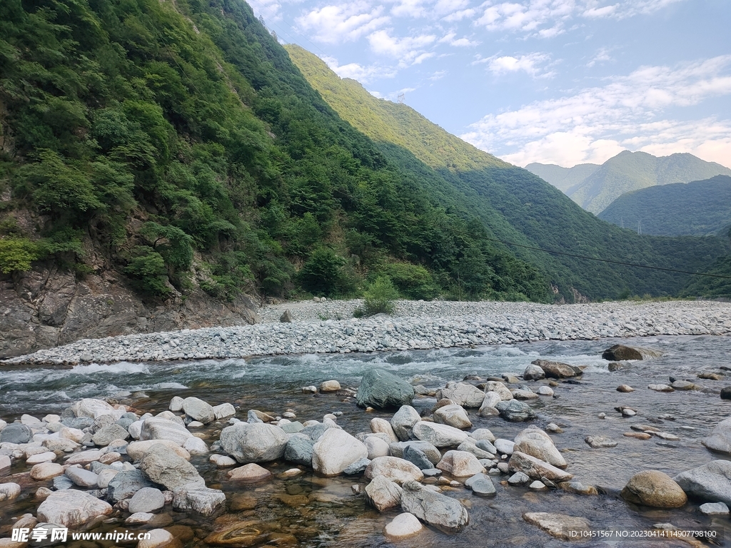 山林溪流