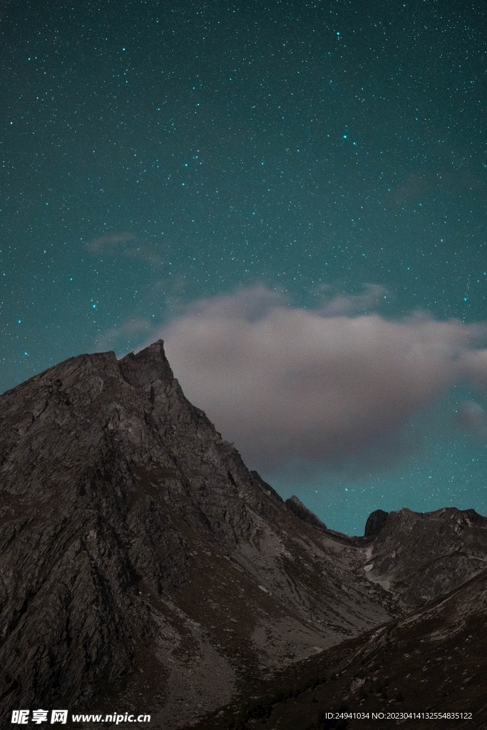 宇宙星空天空云朵山峰高清图片