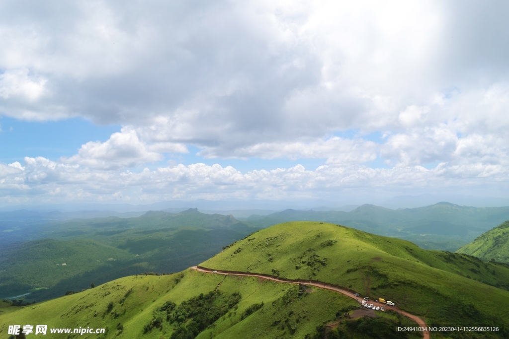 青山蓝天白云山脉公路山路高清图