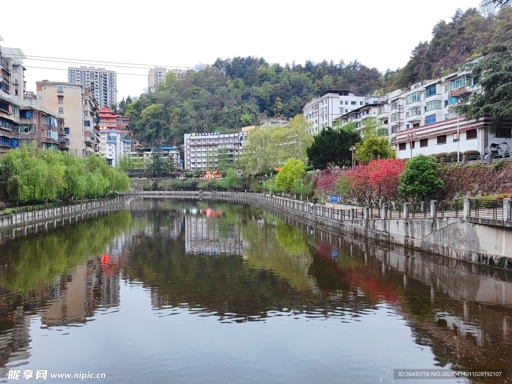 遵义湘江河边建筑