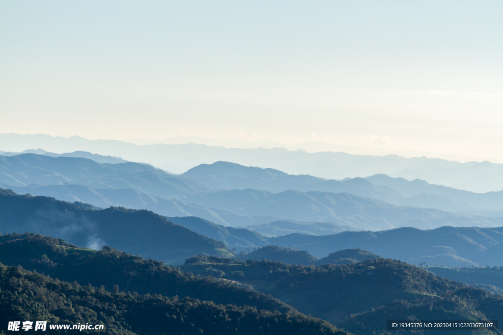 远山天空背景