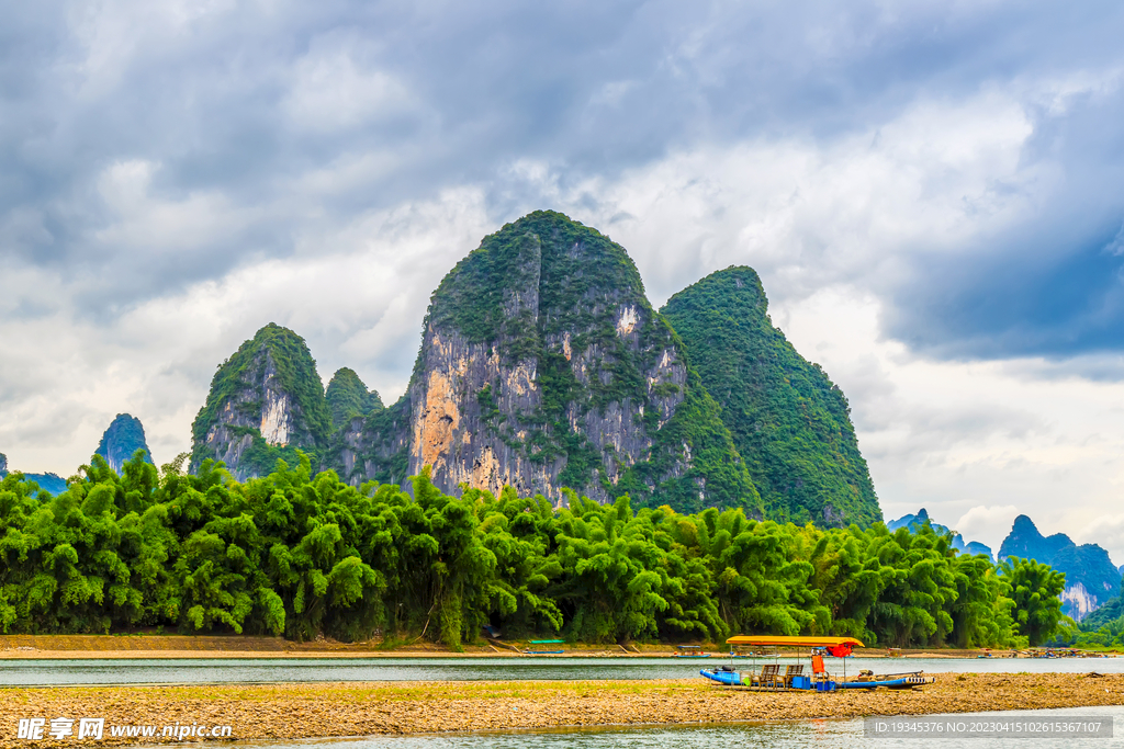 湖水远山天空背景