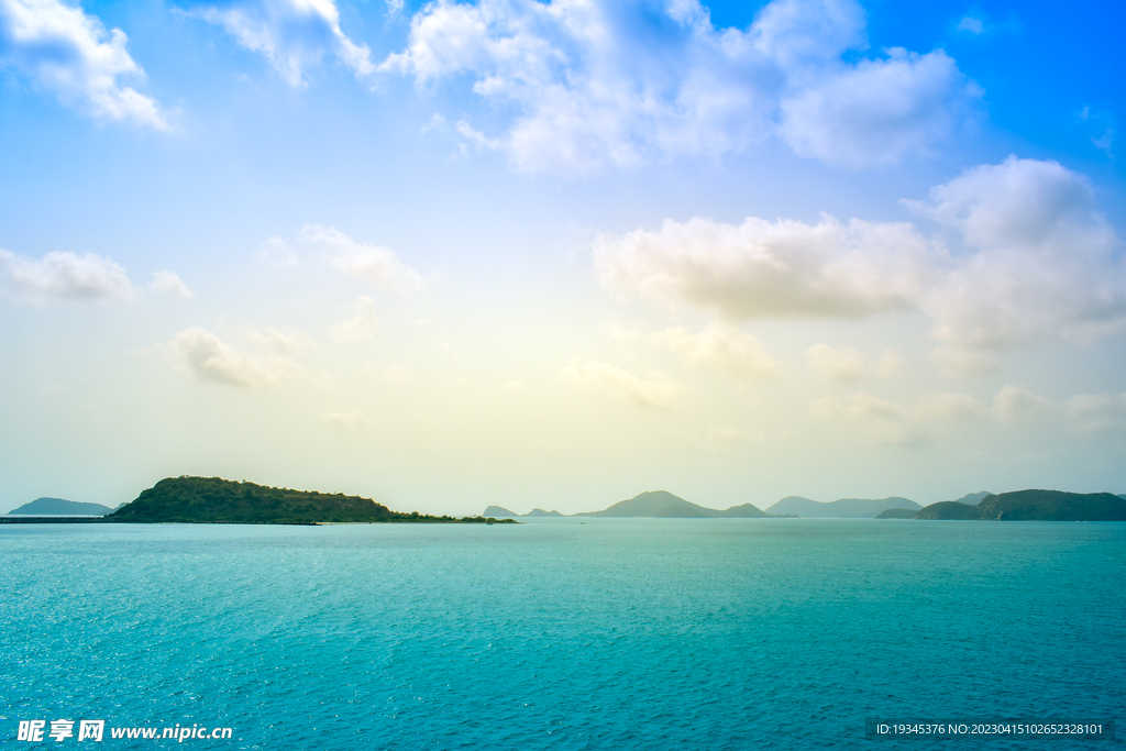 大海远山天空背景