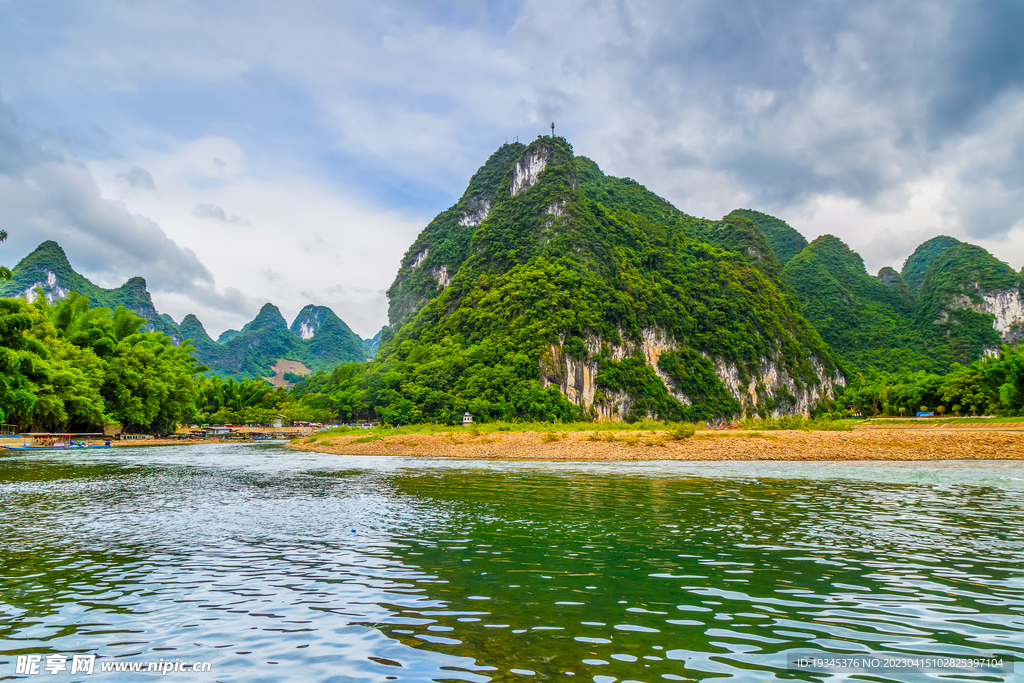 湖水远山天空背景