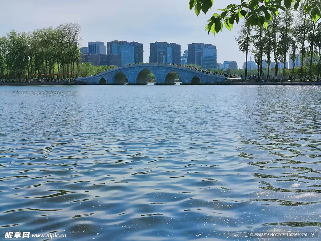 郊区的小河