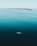 海面上有只游轮