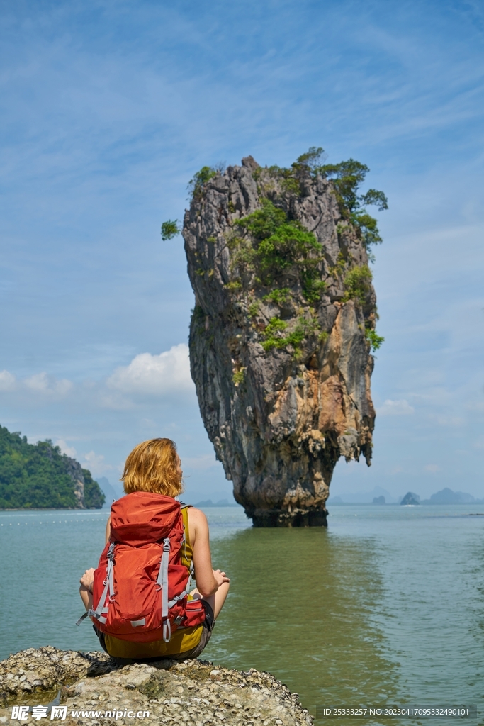 背包客旅游面对海边山峰