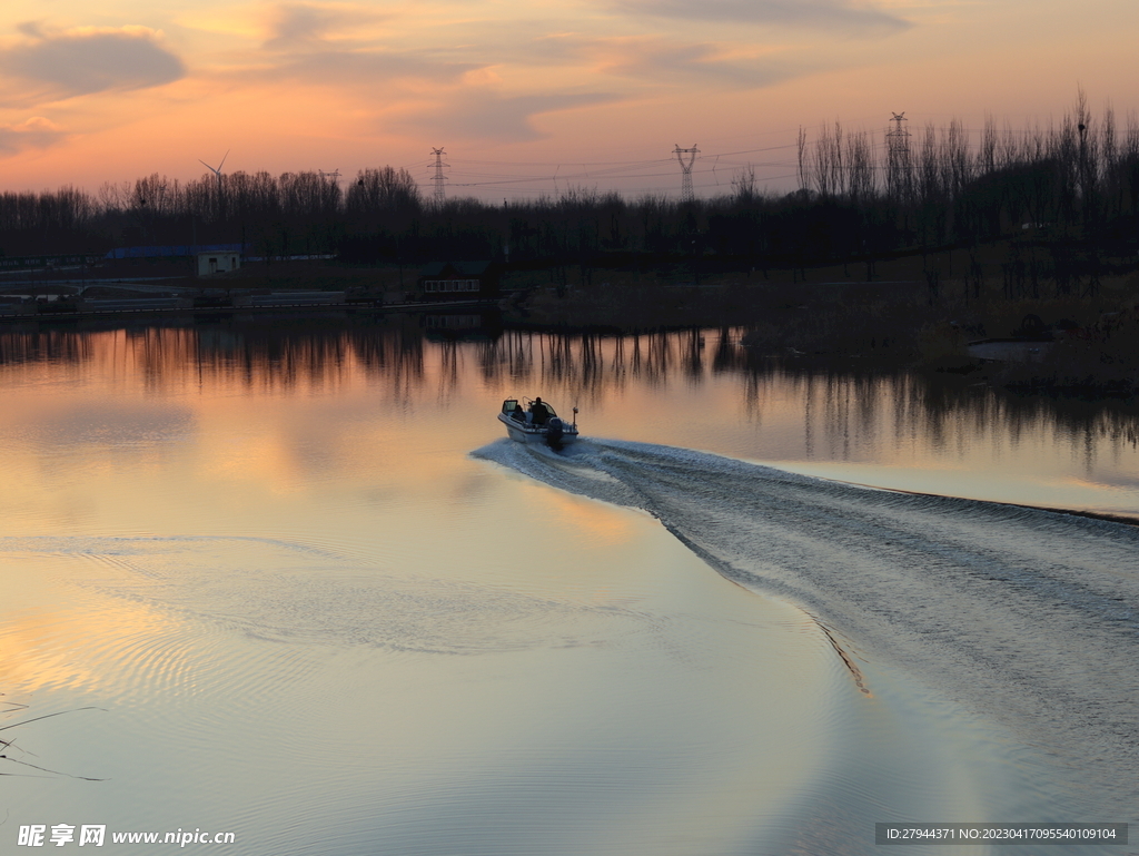 日落黄昏河边意境水波纹摄影图