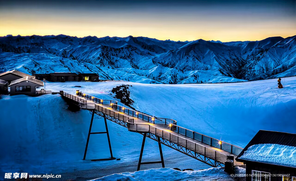 深山积雪