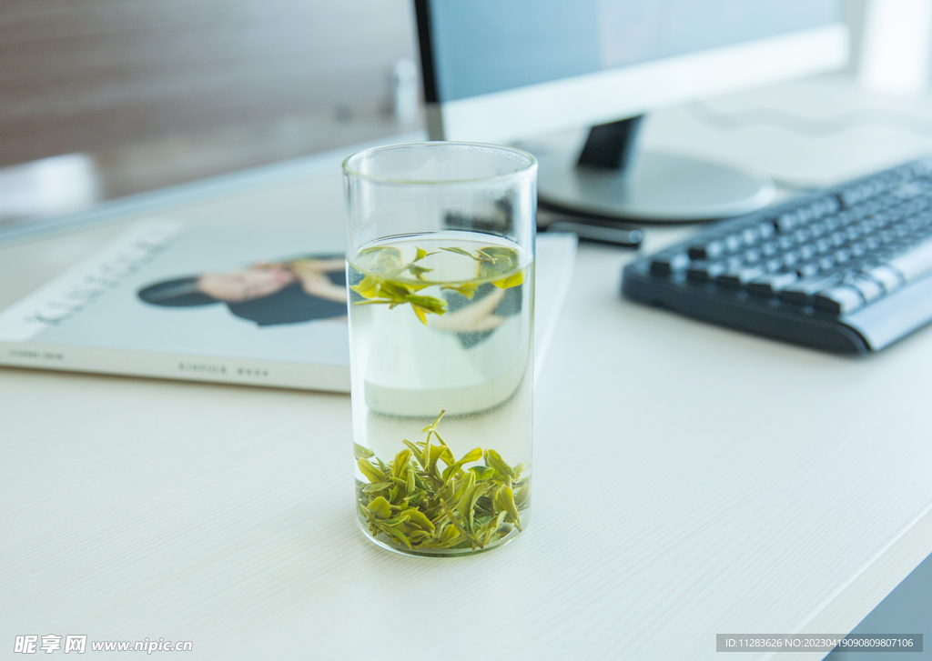 玻璃杯绿茶