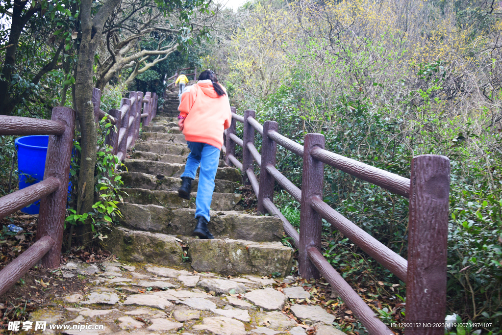 攀登九峰山