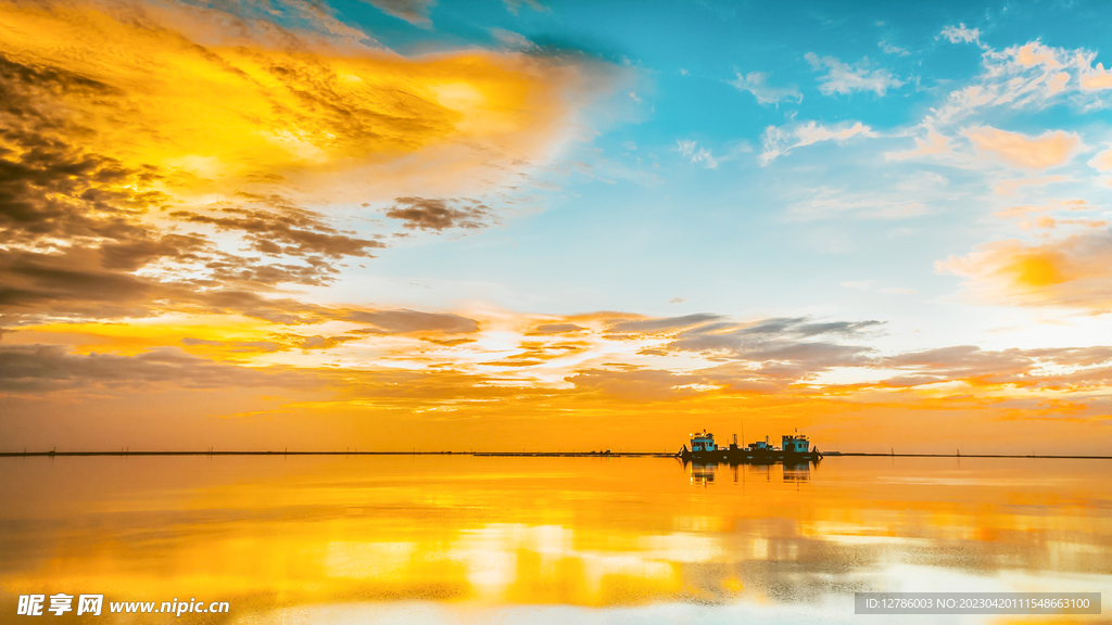 夕阳下的青海湖