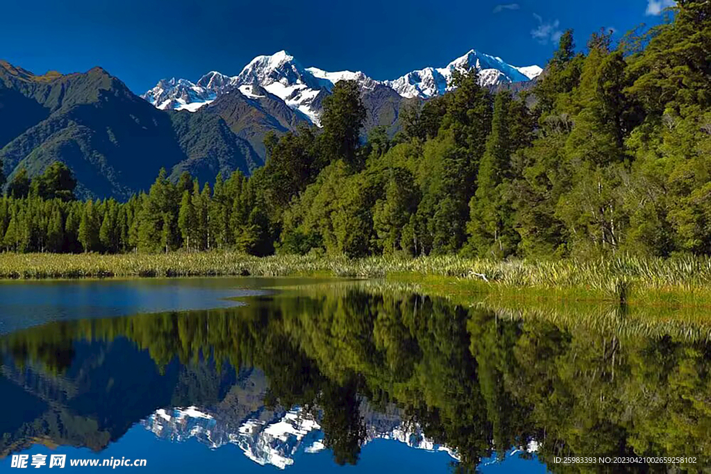雪山下的海湾
