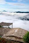 草棚前的云海