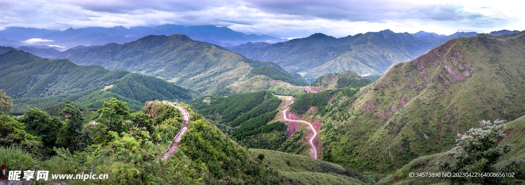 崇山峻岭