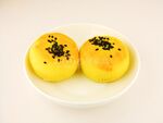 盘子里的蛋黄酥
