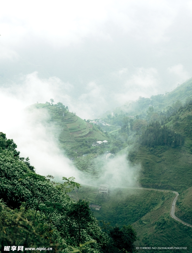 云雾缭绕山间