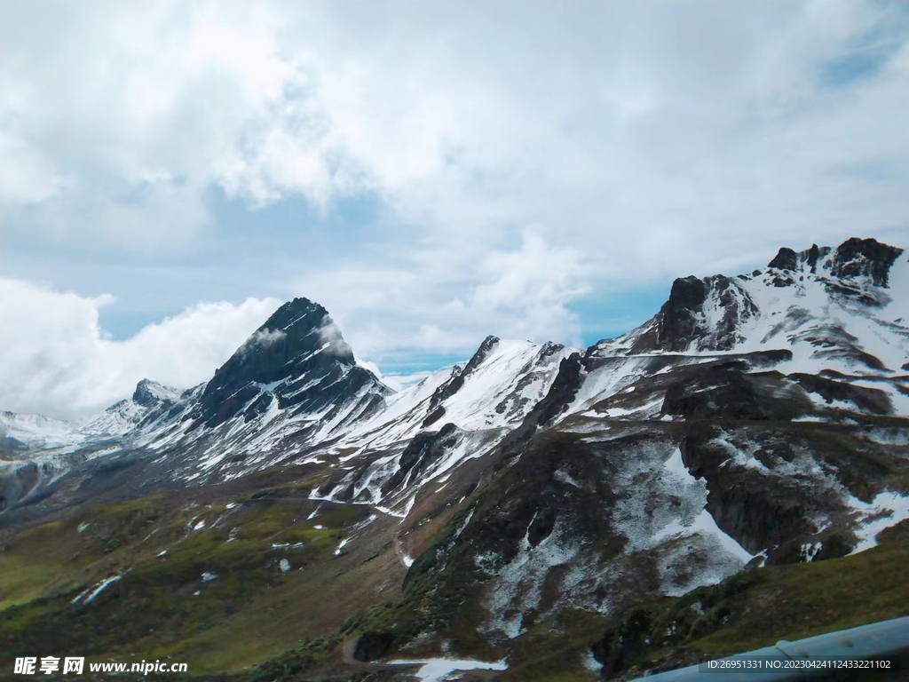 雨后雪山