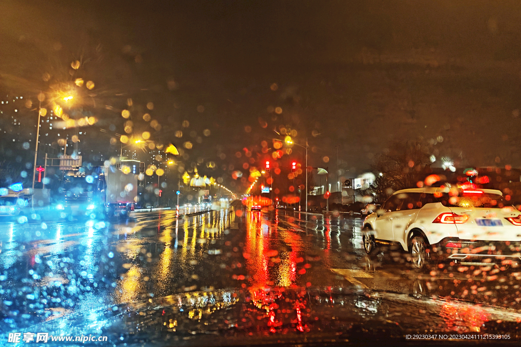 雨夜马路景色