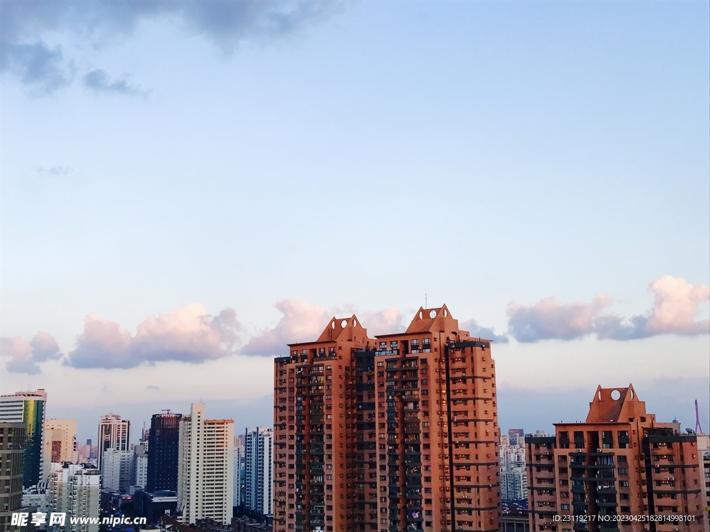 温馨治愈都市云彩天空