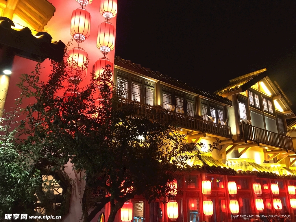 中国传统复古灯笼建筑夜景